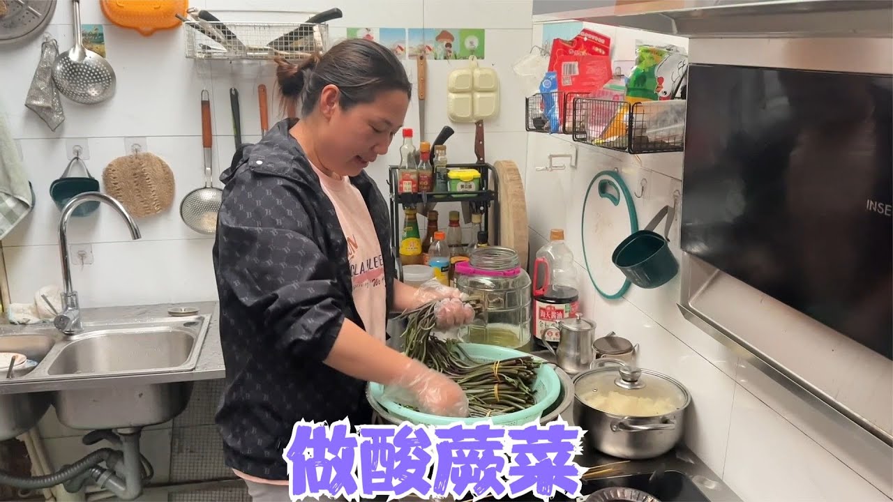 夫妻俩又上山找蕨菜，到处都被找的光溜溜，只做了一小坛的酸蕨菜