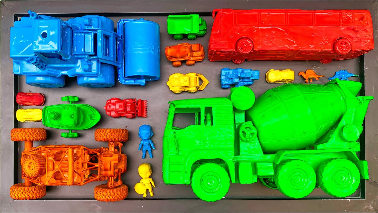 membersihkan mainan mobil molen, mobil bus, mobil monster, slender, kapal laut, bulldoser, excavator