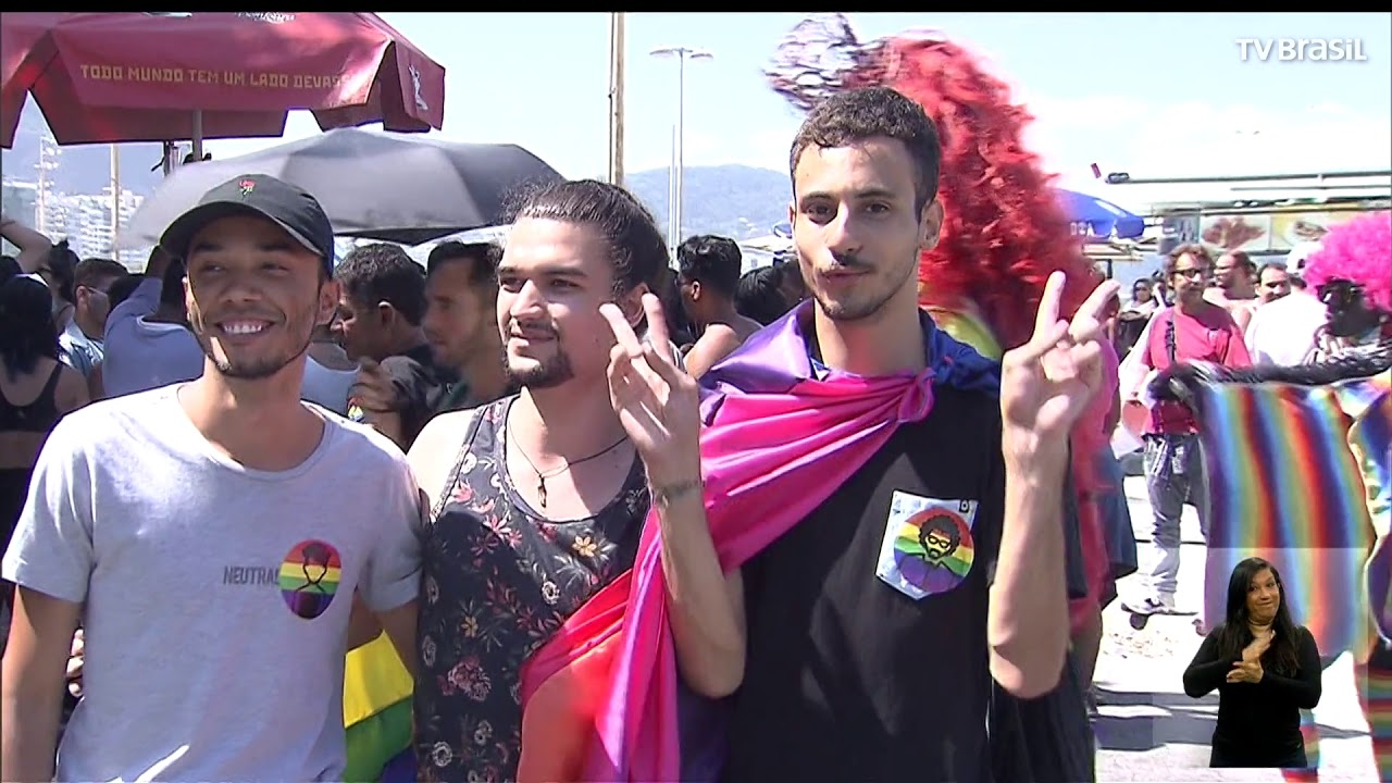 Parada do Orgulho Gay reúne milhares de pessoas em Copacabana
