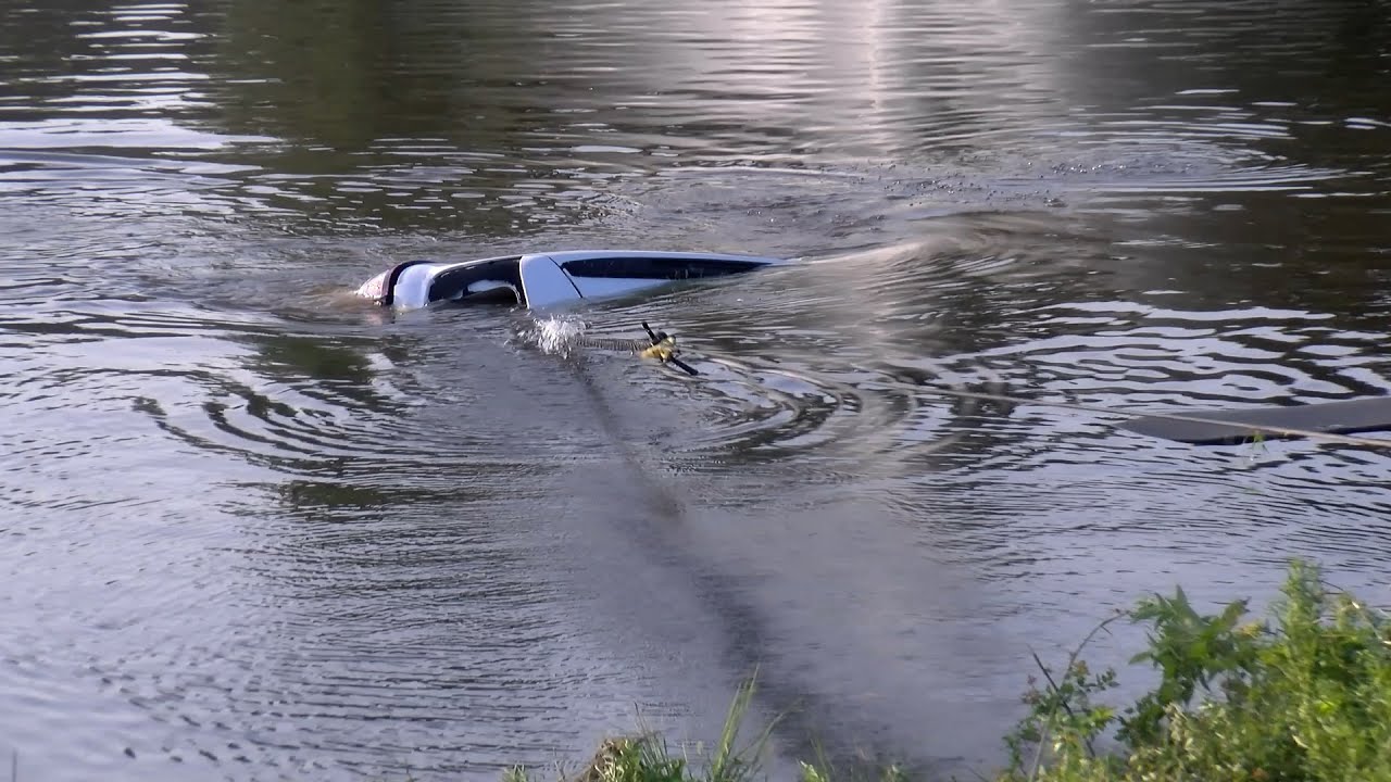 071525 MAN RESCUES VICTIMS FROM CRASH WHEN CAR SINKS
