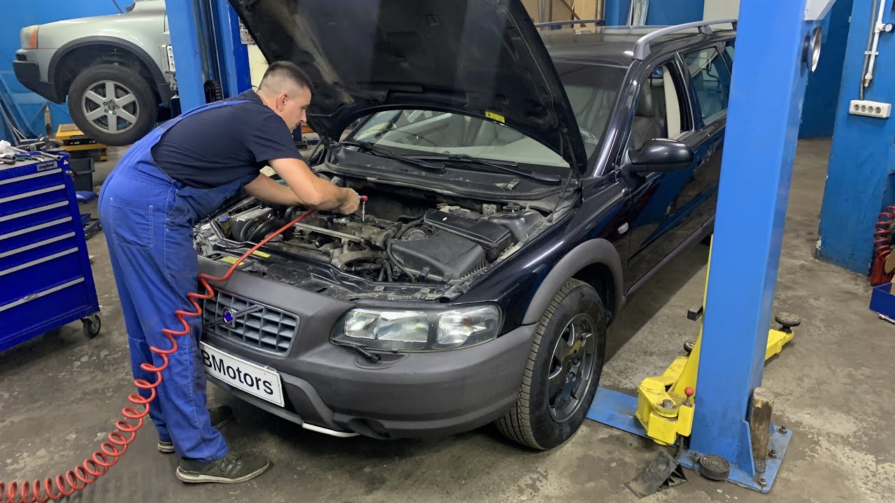 Замена маслосъёмных колпачков и переуплотнение клапанной крышки на Volvo V70 XC 2003 года.