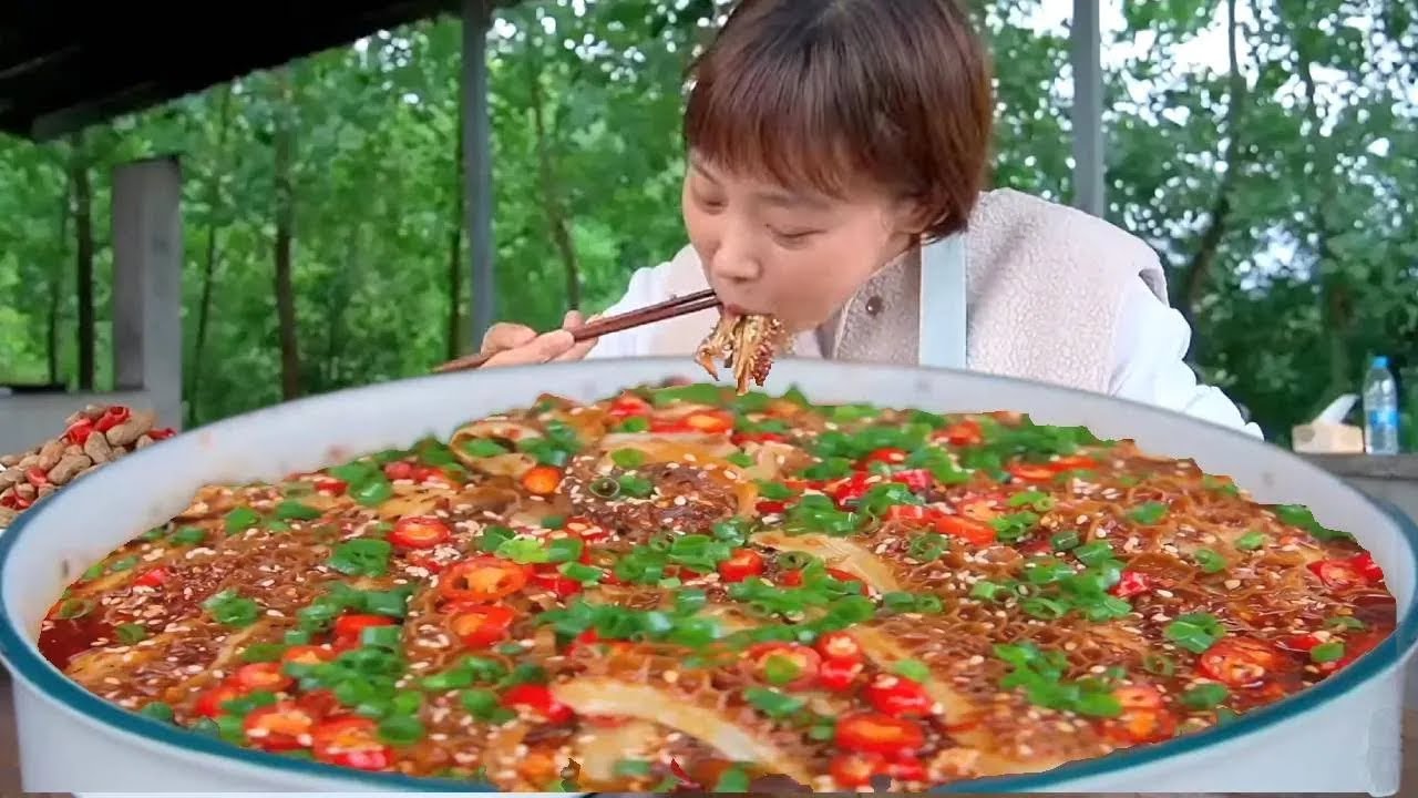 这个天气来上一盘红油毛肚，剥点花生米来下酒吃，再合适不过了#红油毛肚 #水煮花生 #下酒菜
