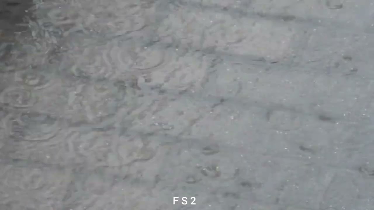 LLUVIA SOBRE EL PAVIMENTO DE LA CIUDAD. 