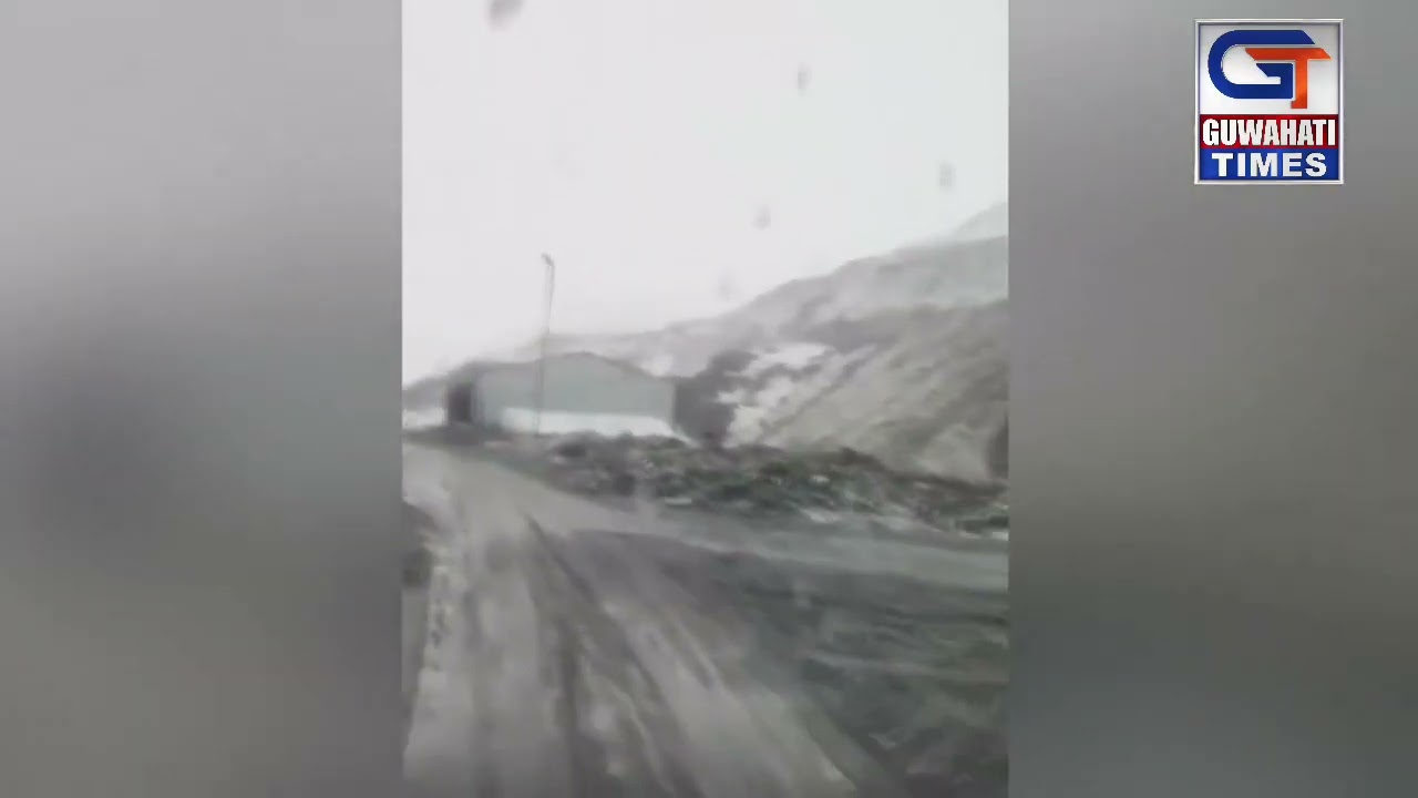 Ladakh: Traffic movement affected as snowfall hits Minamarg and Zojila Pass
