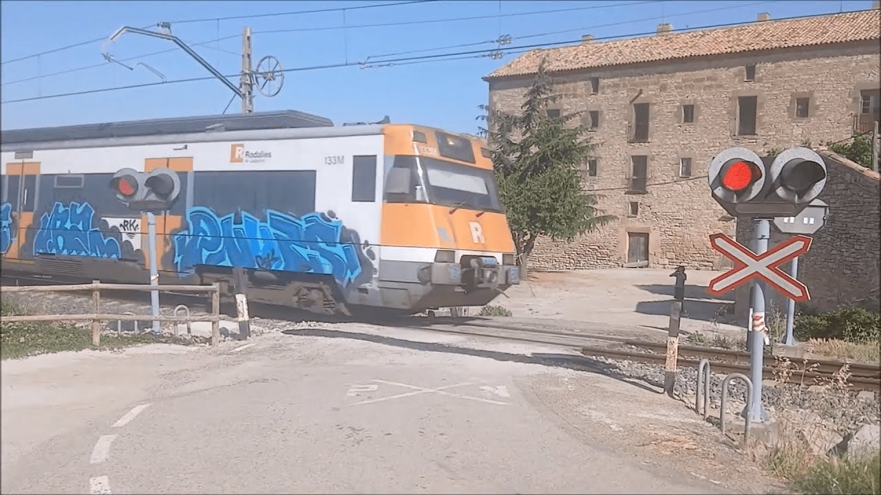Paso a nivel sin barreras en Sant Guim de la Rabassa con @P.N._y_trenes_YT