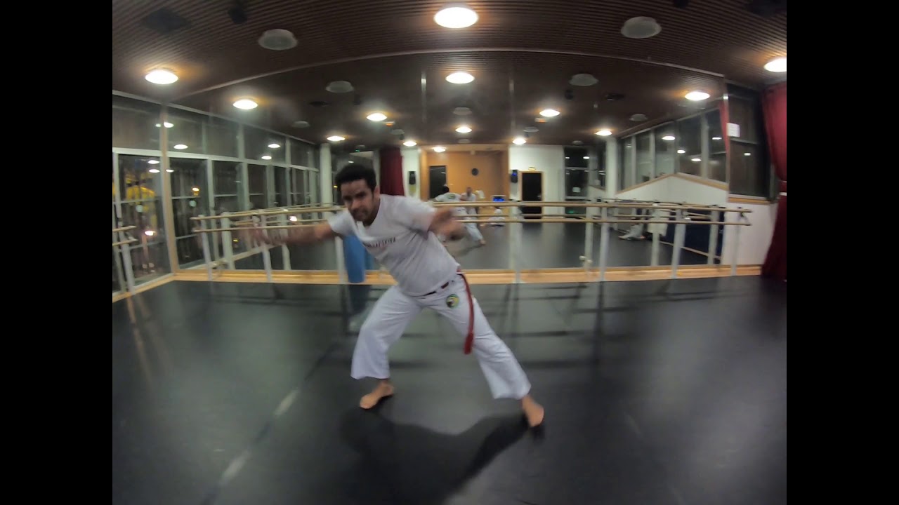 Enchaînement capoeira solo et avec partenaires