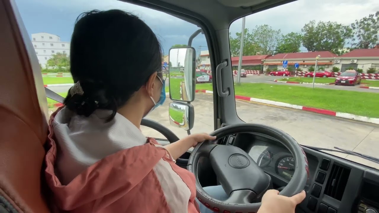 Thi sát hạch lái xe hạng C. Học viên nữ. Thành công