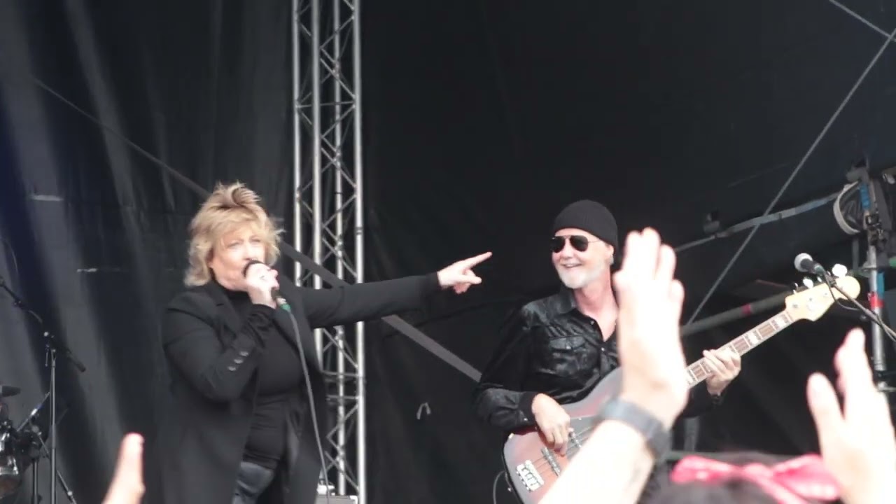 Katrina. Walking On Sunshine. South Shields  07-27-25