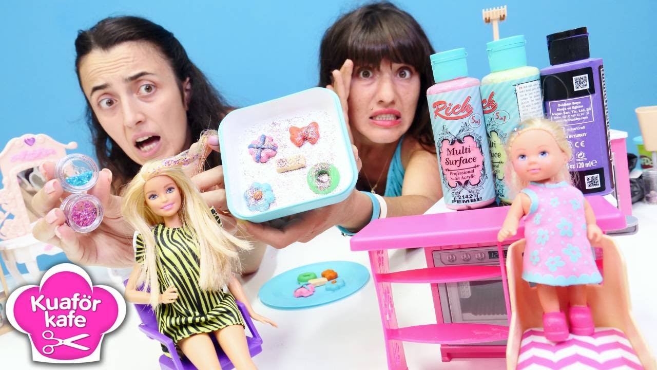 Barbie videoları! Sevcan ve &Uuml;mit, Barbie i&ccedil;in simli sa&ccedil; yapıyor. Kuaf&ouml;r kafe oyunu