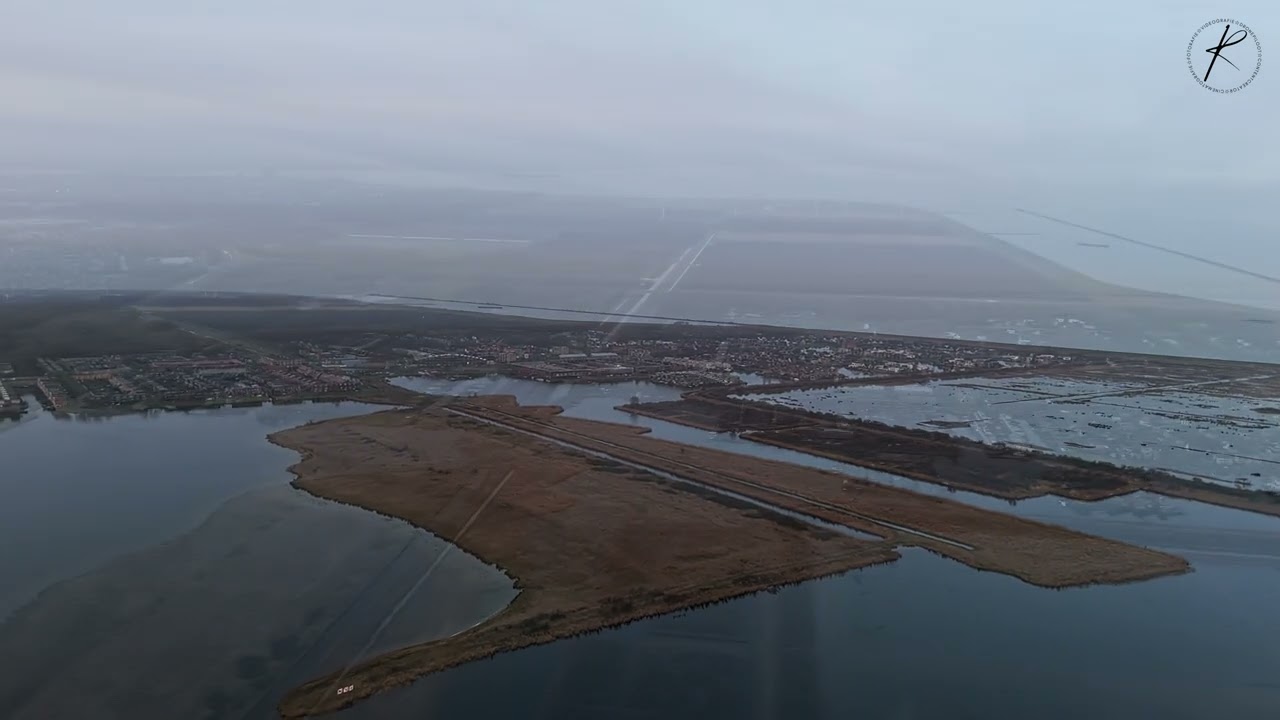 Vlieg mee boven Almere Noorderplassen West in de ochtend op 25-01-2024.