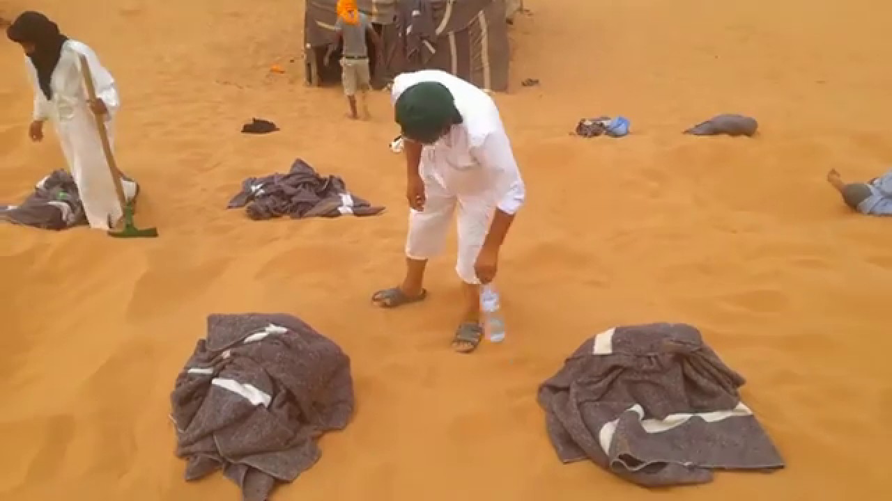 مرزوكة...العلاج العجيب لامراض للبرودة  بالرمال الساخنة