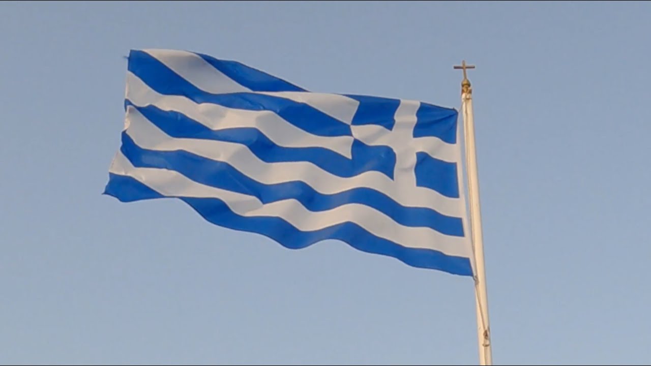 Sarti kilátó. Az Athos a tengerrel, a falu a kikötő és a sziklák. Görög zenével.  4K Videó