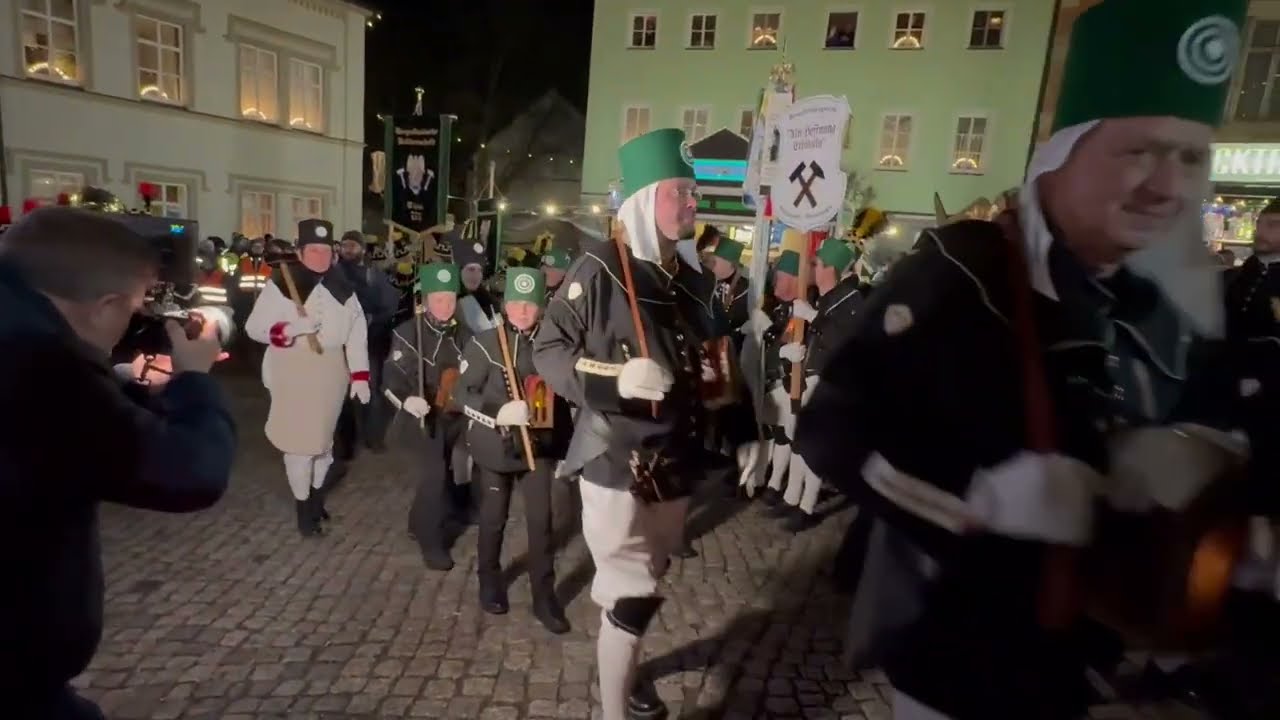 Einmarsch der Bergparade zum 333. Lößnitzer Weihnachtsmarkt im Erzgebirge (Sachsen)