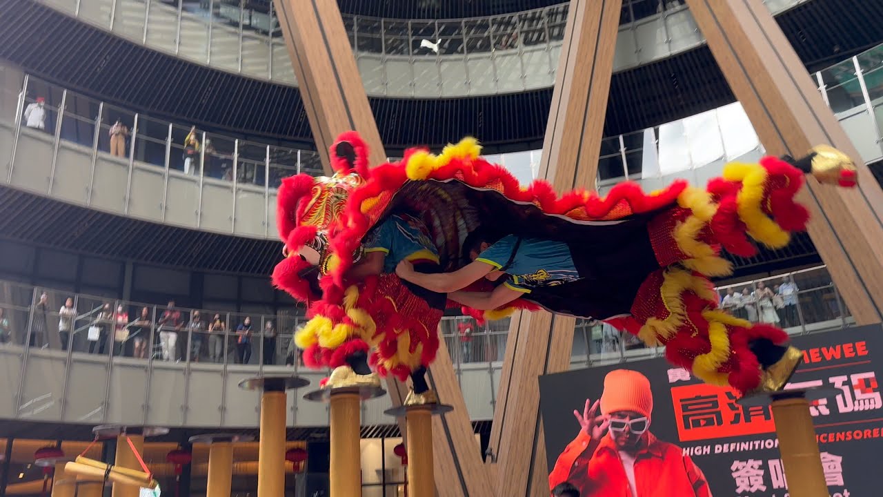 CNY2023 ~Acrobatic Lion Dance (m&uacute;a l&acirc;n 高桩舞獅表演) by Xuan Long 安邦玄龙 @ LaLaport Kuala Lumpur (7/1/2023)