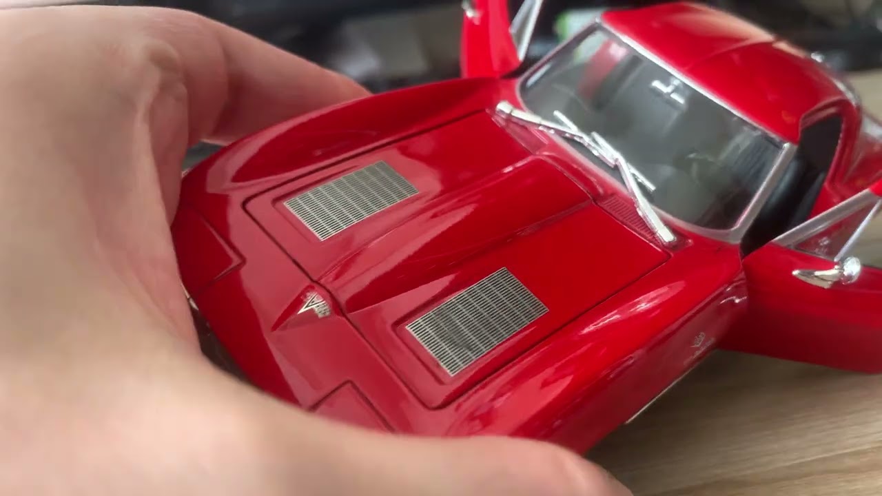 Обзор моделей Chevrolet Corvette c2 в масштабе 1:24 от Welly и Motormax