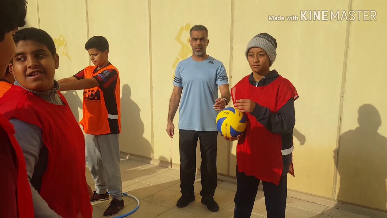 استقبال كرة الطائرة بالساعدين ( مدرسة الأبناء المتوسطة بأم الساهك )