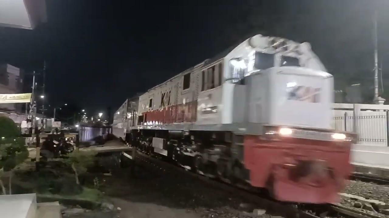 KA Gumarang melewati Stasiun Semarang Poncol (Area DAOP 4 Semarang) 