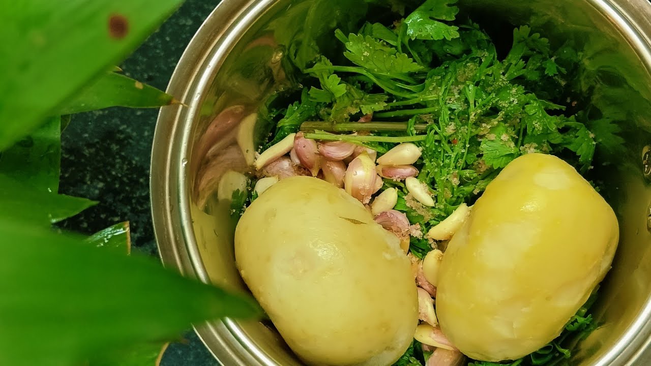 अशा खर्ड्यात उकडलेला बटाटा टाकून तर पहा हॉटेल पेक्षा भन्नाट चवीचा पदार्थ 100% बनणार 😋