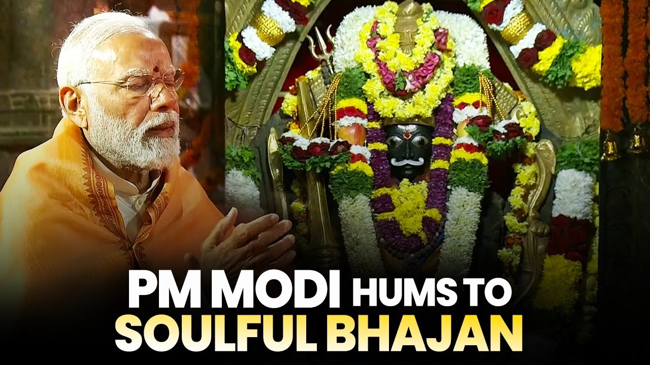 PM Modi sings along with soulful bhajan performance at Veerabhadra Temple, Lepakshi, AP