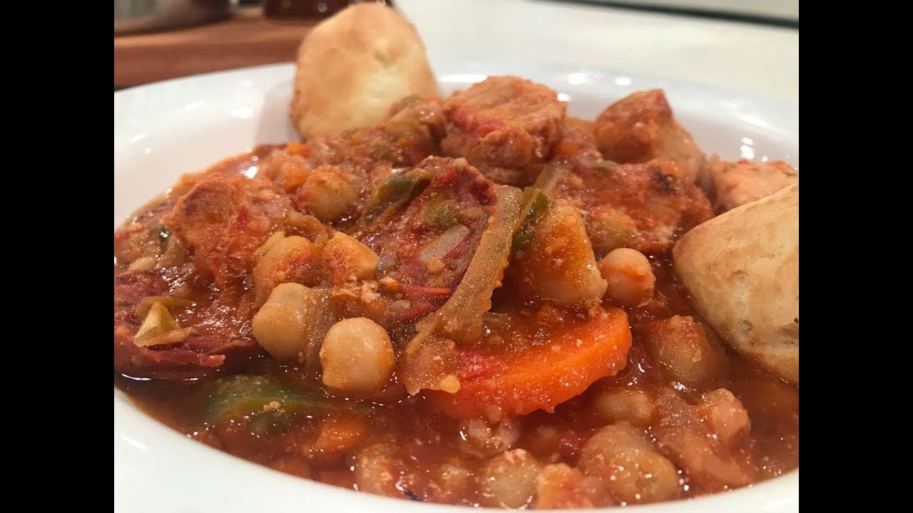 Guiso de garbanzos, cerdo y chorizo con pan