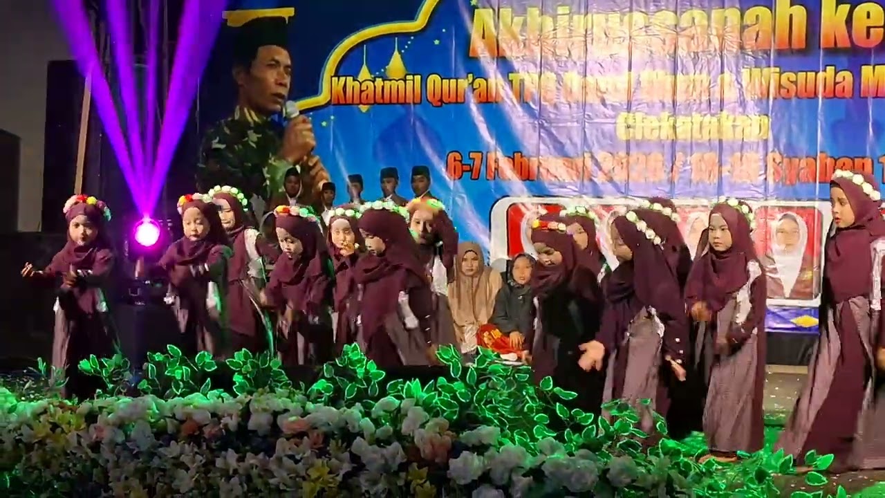 Tari mayal-mayal santri kecil TPQ Darul Ulum Clekatakan Pemalang