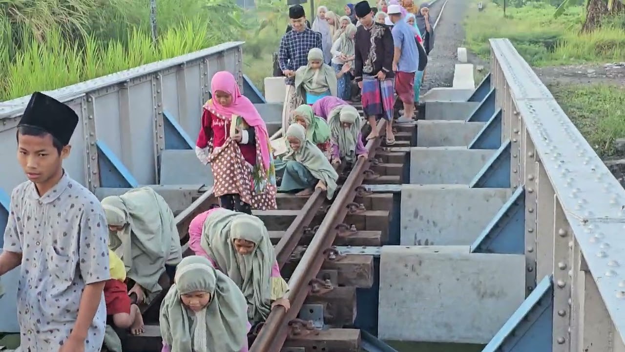 Santri langit Ponpes millinium Rj bakdo sholat subuh jalan jalan sehat sambil menghafal AL-QUR'AN 
