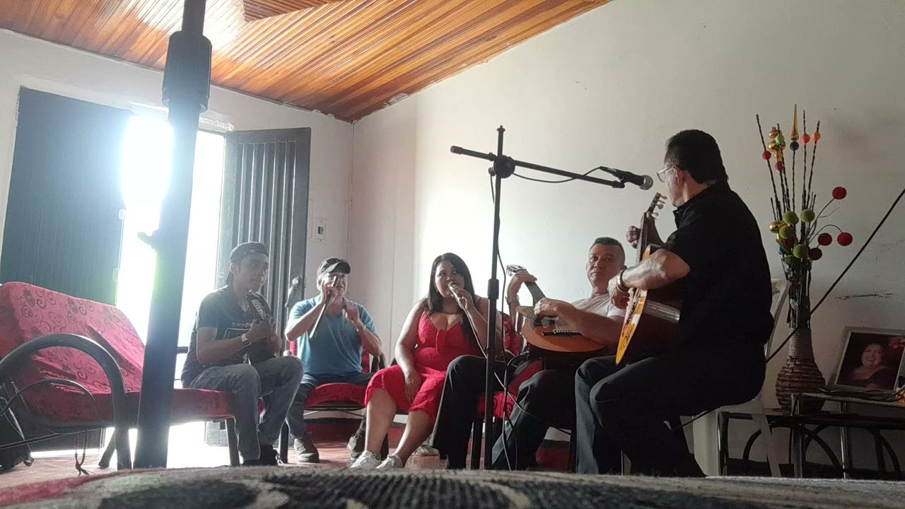 RITMO COLOMBIANO                         (Ojitos picarones) autor Braulio Puyo