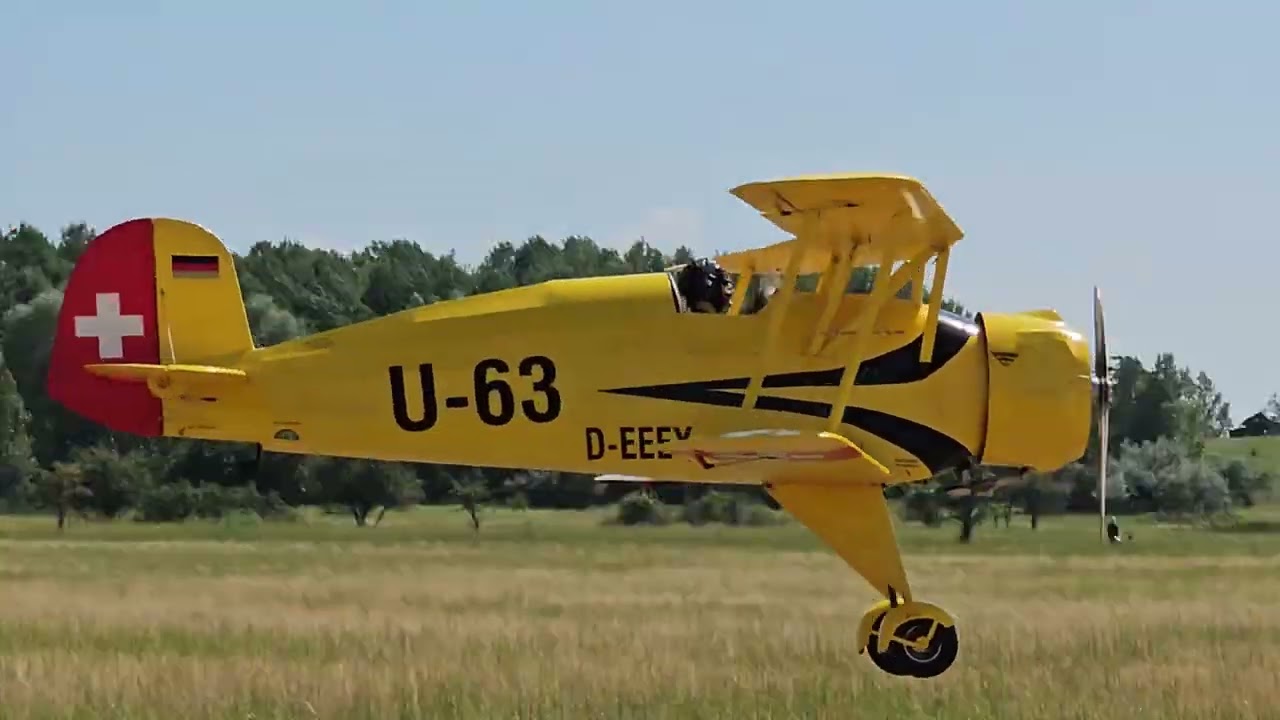 Helmut Müller fliegt seine Bücker Jungmeister während des Bücker-Fly In 2023 perfekt vor.