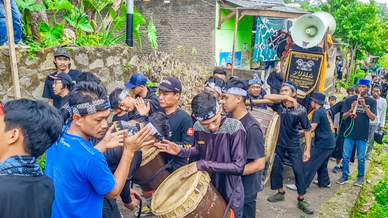 TEPAKAN DOGDOGNYA MANTUL BANGET SAAT ARAK ARAKAN!!! Seni Reak Pusaka Mandhala