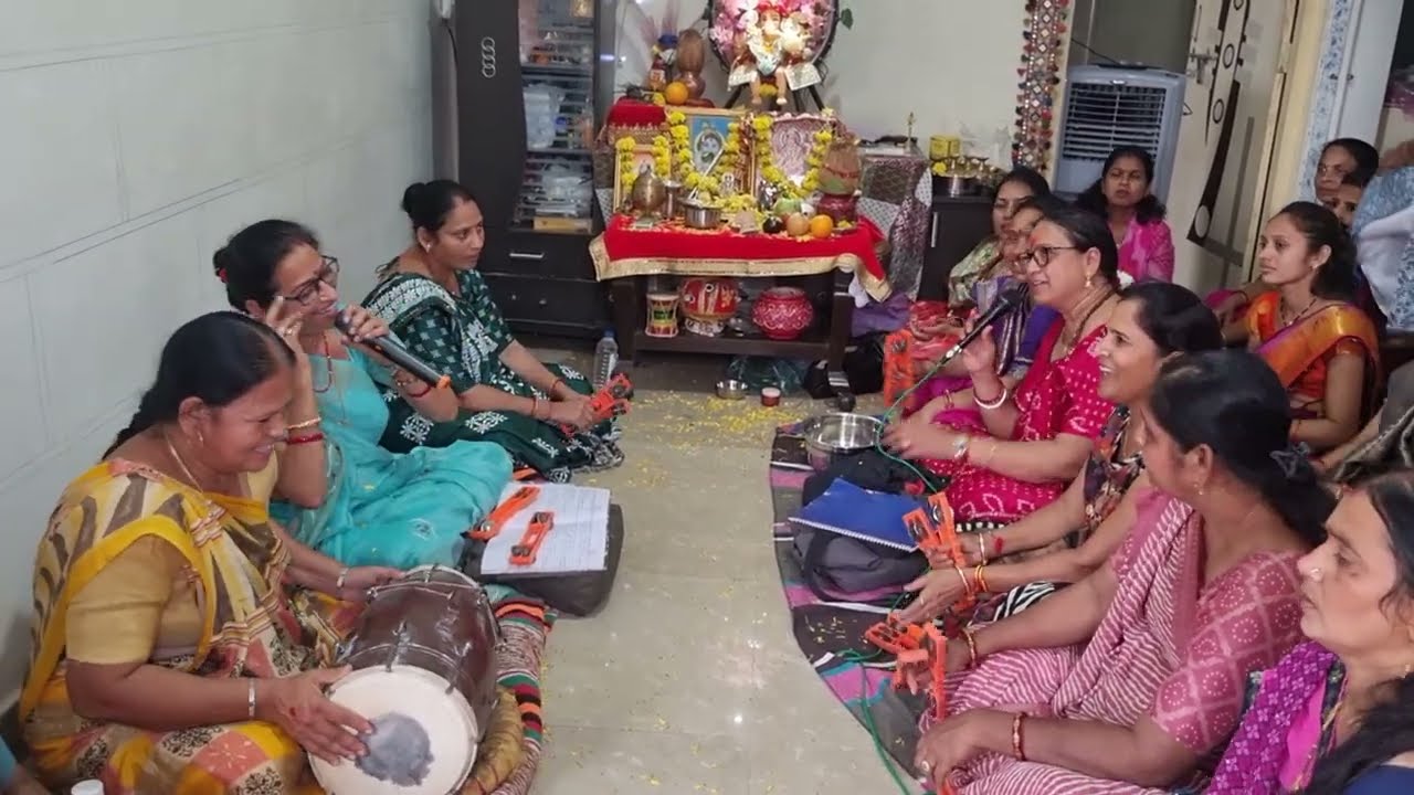 નવરાત્રી  🌹ઝાંઝરિયું ઝમકે છે માંની ઘૂઘરી ઘમકે છે 🌹 લખેલું છે