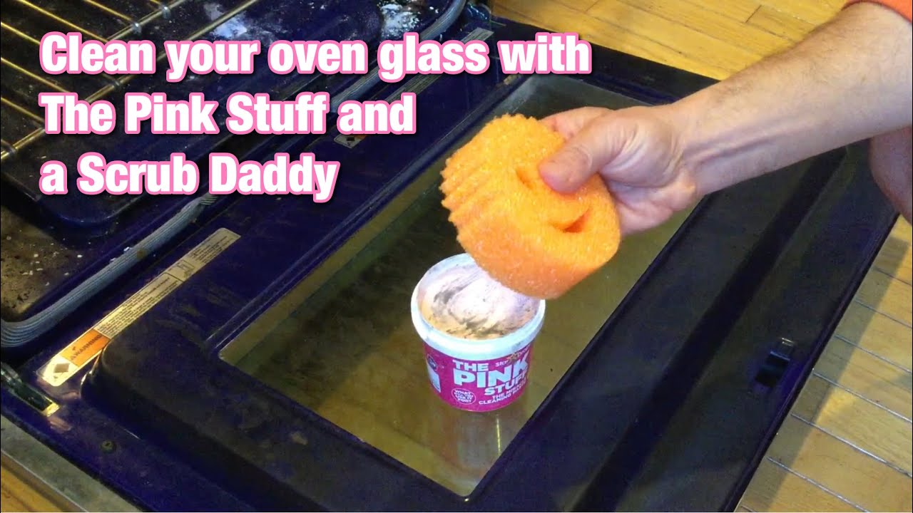 Папа чистит стекло духовки с помощью The Pink Stuff & Scrub Daddy