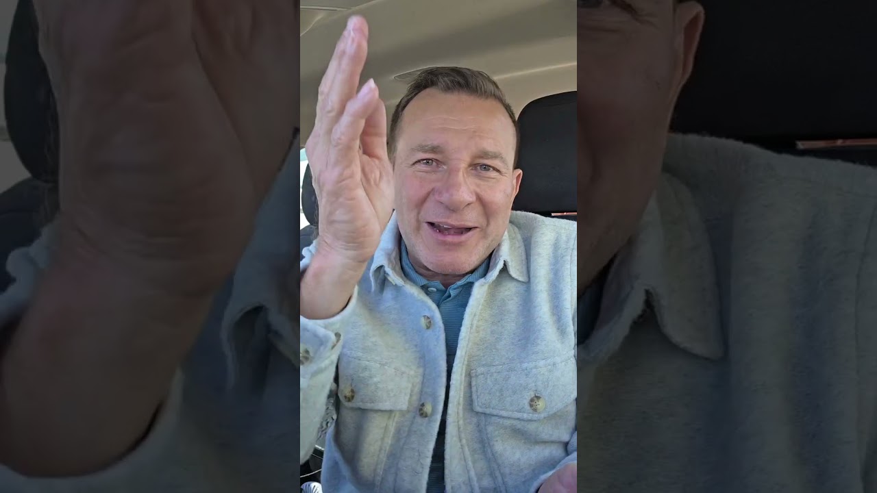 El macaco tiene hambre. 