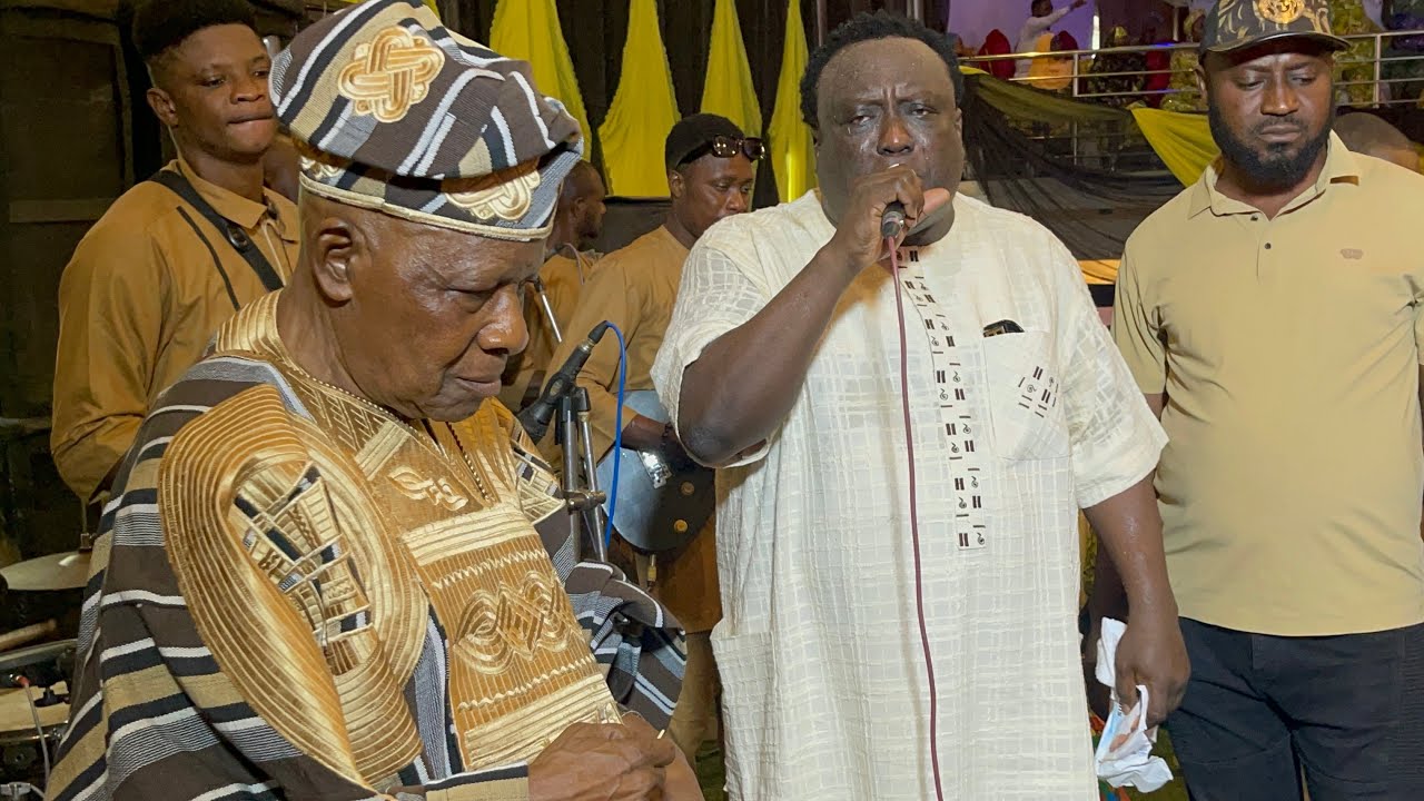Saheed Osupa Makes Actor Baba Wande Emotional As He Marks 62 Years On Stage