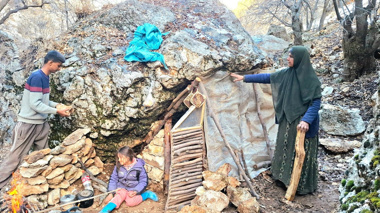 Борьба за выживание: Бездомная семья готовит хижину к зимним холодам❄️🛖