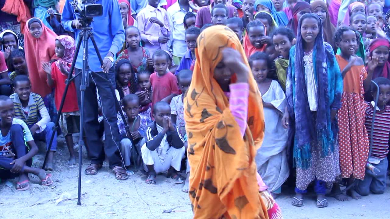 Daawo gabadh yar iyo hooyadeed Ciyaar iyo baraanbur cajiib ah