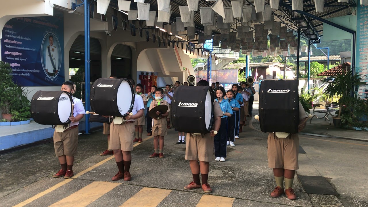 เพลงสรรเสริญพระบารมี บรรเลงโดยนักเรียนชั้นประถมศึกษา โรงเรียนเทศบาลบ้านคูหาสวรรค์