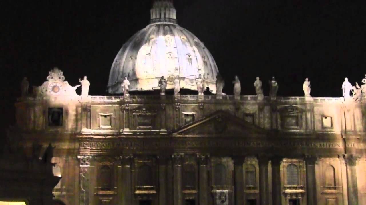 Giubileo, spettacolo di luci e immagini illumina San Pietro