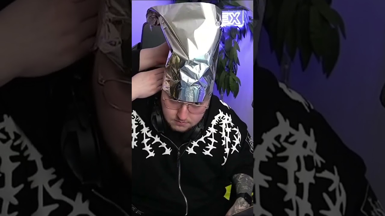 Der legend&auml;re Aluhut😂 #twitch #highlight #zarbex #clip #fyp
