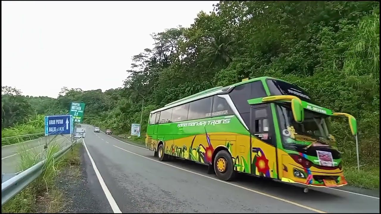 Hunting bus, dengan background samudera Hindia. 