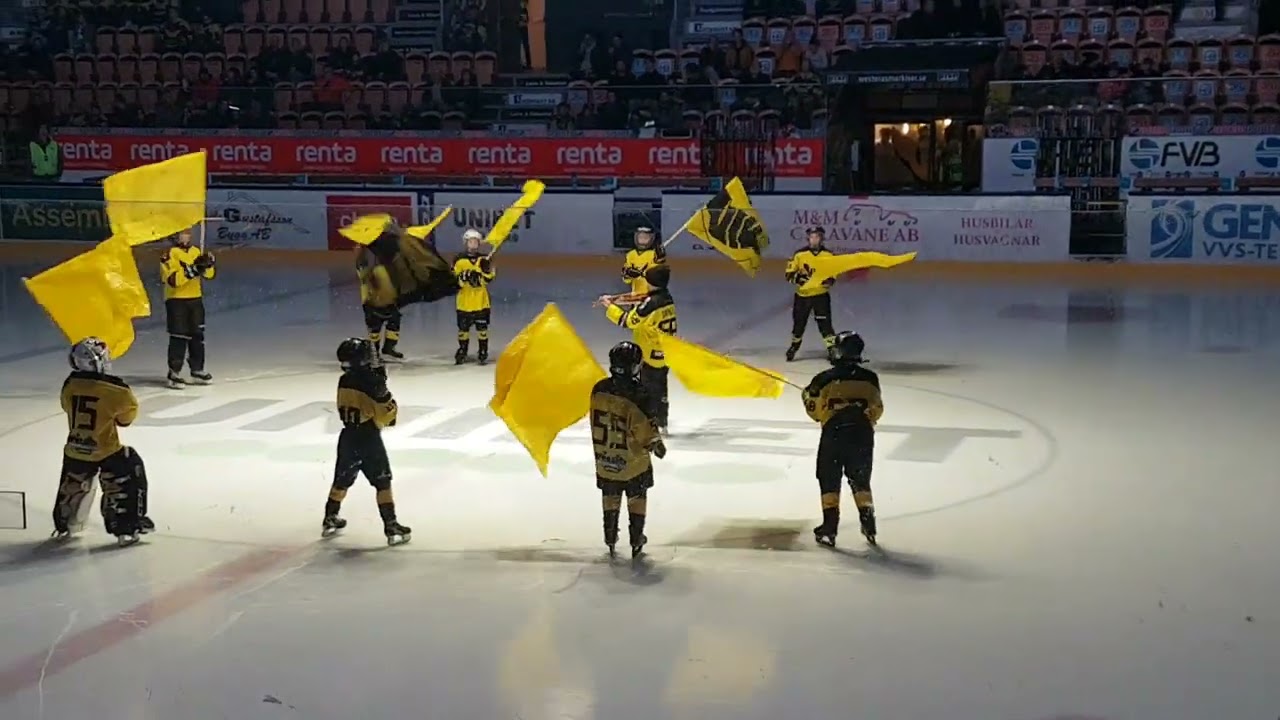 9-årige Arvid spelar fiol till intro-låten på Västerås IKs hemmamatch 22-02-2020