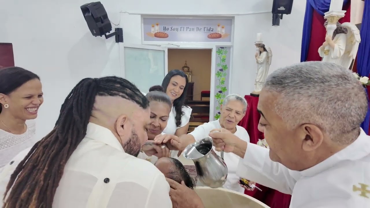 “Un día lleno de amor y bendiciones celebrando el bautizo de Emma y Edward, mis dos hijos.