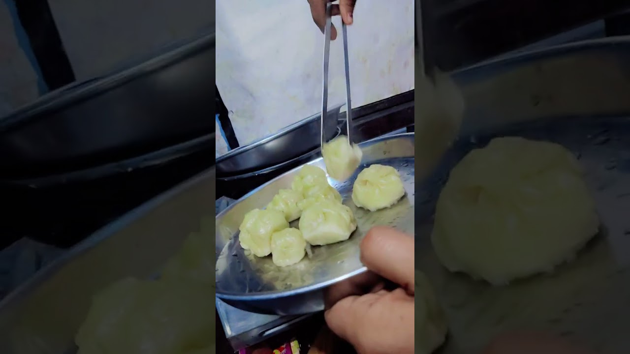 आज हमारे यहां मोमोज बनाये जा रहे हैं | #cooking #ytshorts #trending 