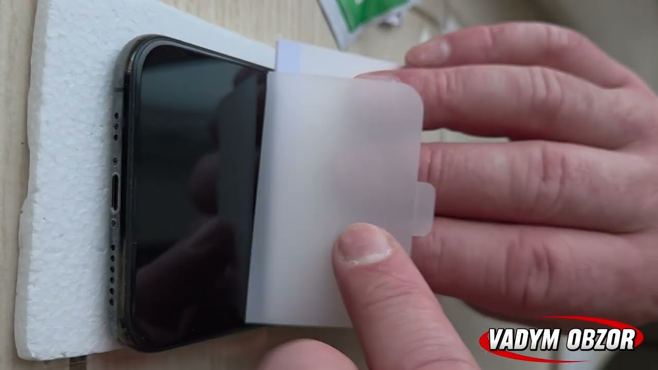 Поклейка гідрогелевої плівки на екран смартфона 