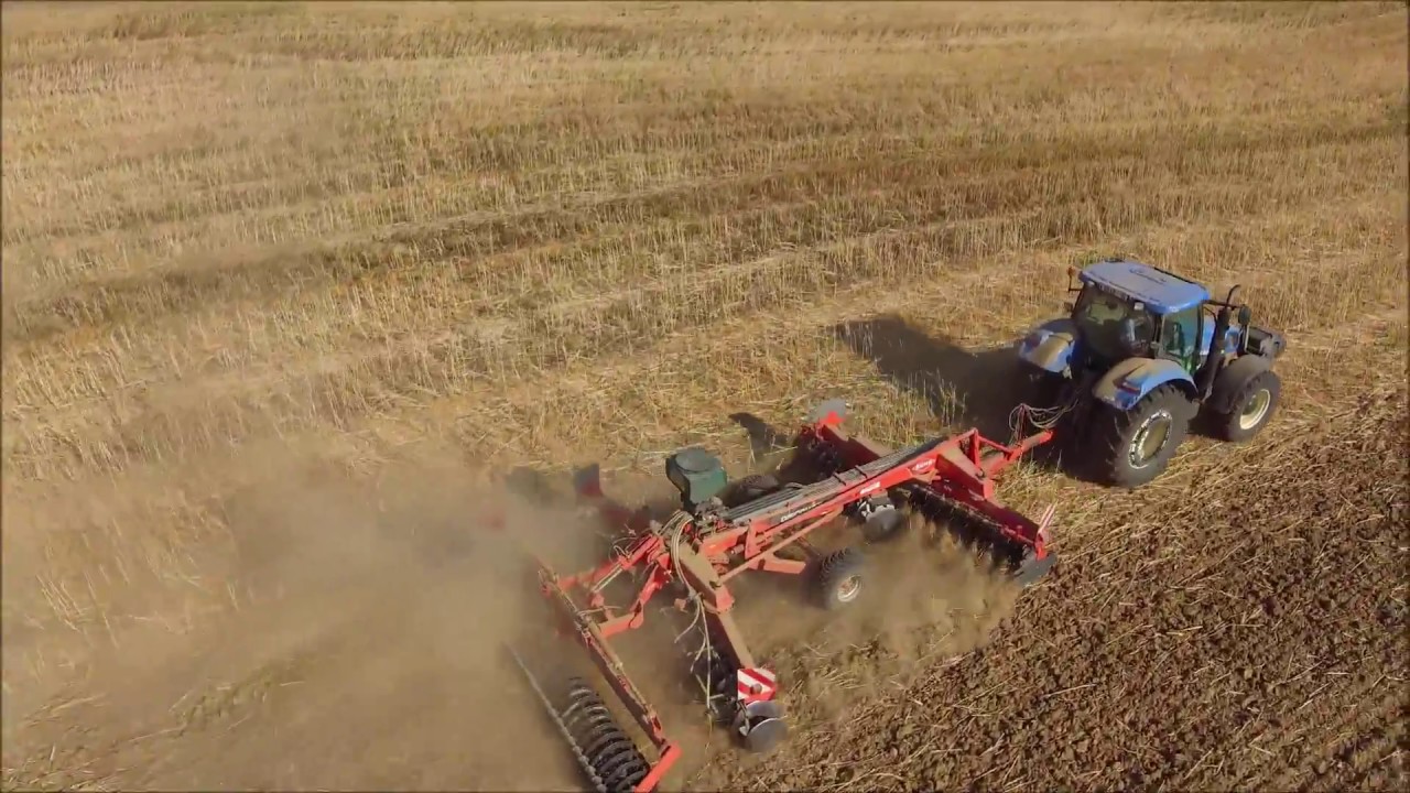 New Holland T6080 au déchaumage des colzas