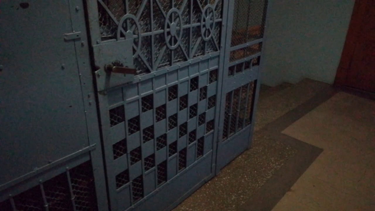Старый электрический лифт. V=0,42. Г/П-240 кг.