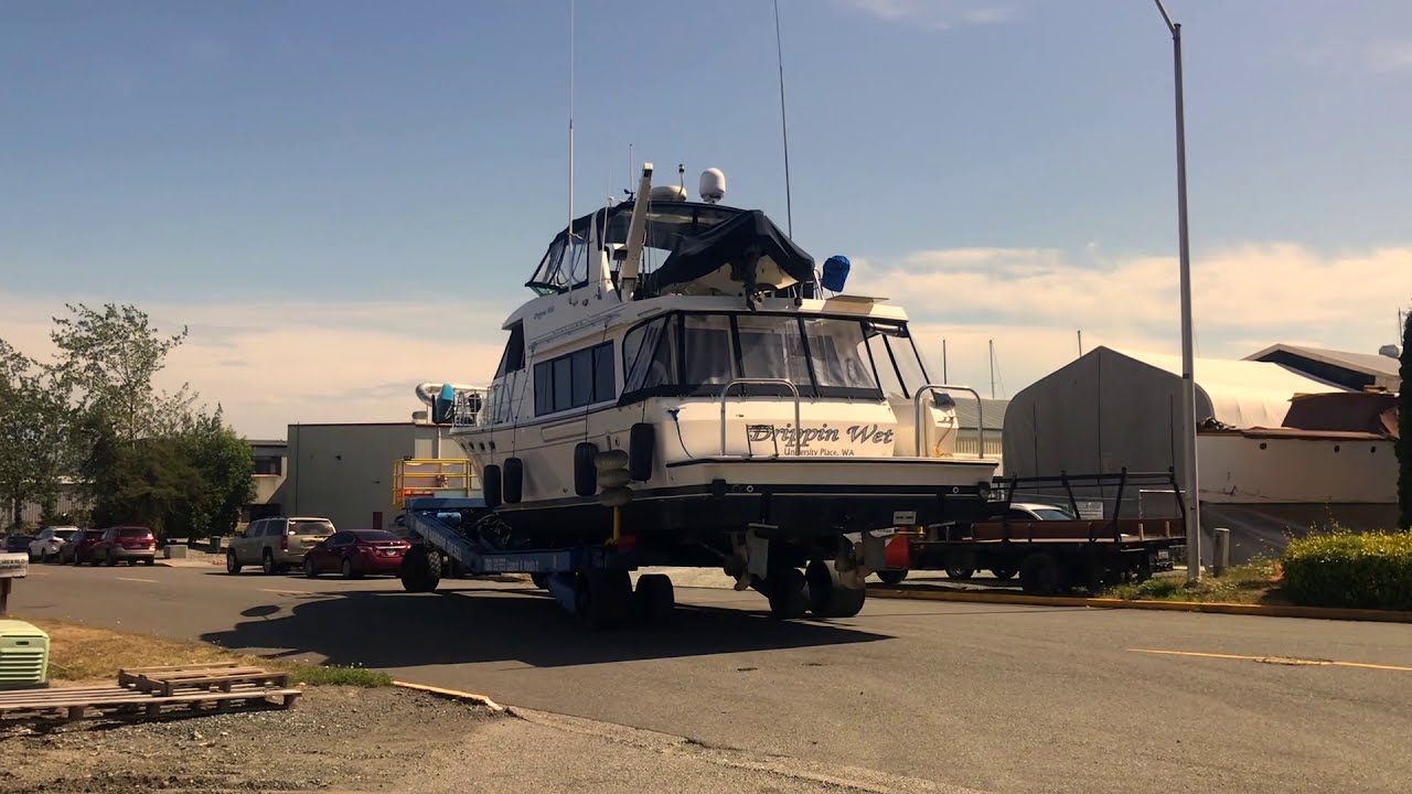 Bayliner 4788 being launched using a Sea-lift