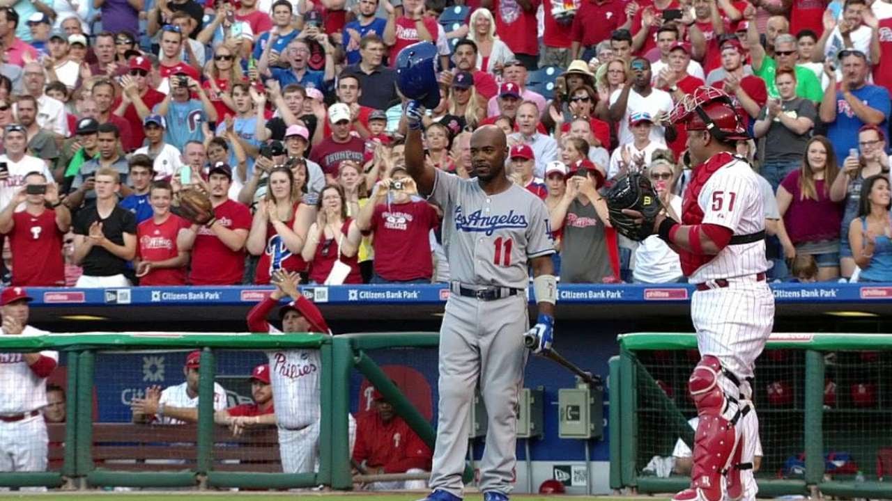 LAD@PHI: Phillies fans give Rollins rousing ovation