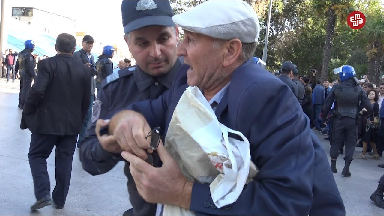 Etirazçı: "Bu Lazım gəlmədi, torpaq daha lazım olmadı" dedi polislər qoluna girdi