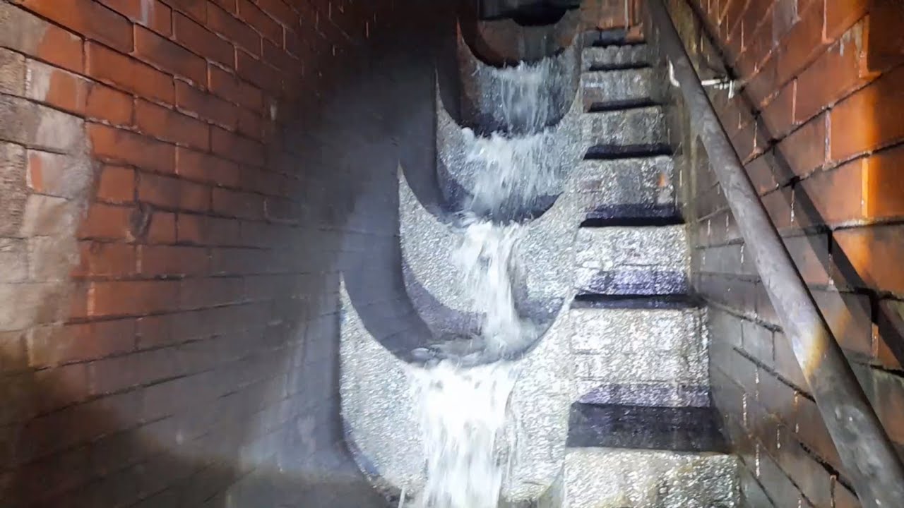 Gefährliche und Verrückte Treppen in der Kanalisation | Dangerous and crazy stairs in the sewer