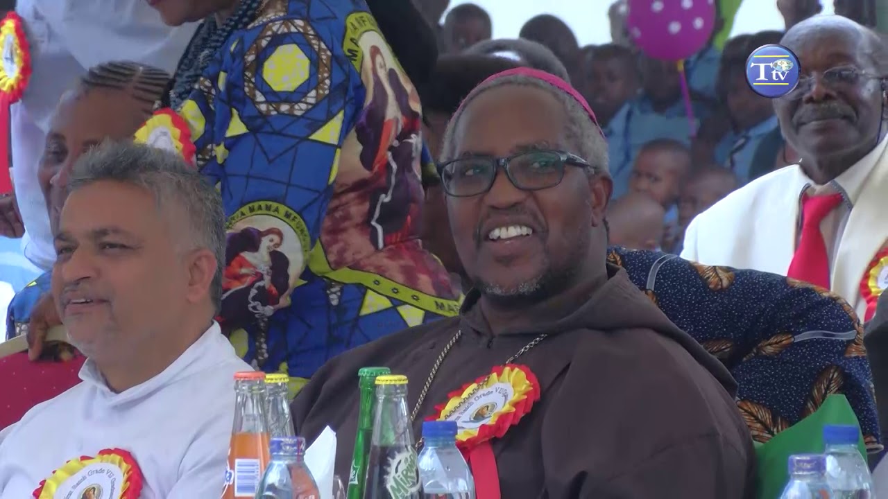 TAZAMA! WATOTO WAKICHEZA NYIMBO ZA KIHAYA MBELE YA ASKOFU